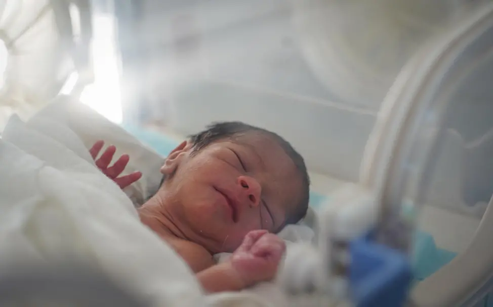 Mutter und Kind können sich hier von den Strapazen der Geburt erholen. | © UNICEF/Baholis Jemen: Ein Neugeborenes auf der Babystation im Krankenhaus in Dolaa Hamdan.