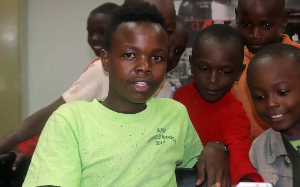 Das Dagoretti Centre gibt Straßenkindern eine Perspektive. | © Dagoretti Film School Kenia:Patrick im Dagoretti Centre mit jüngeren Kindern