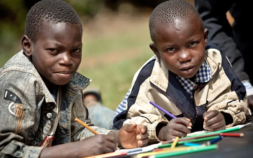 Zwei Jungen im Kinderschutz-Zentrum lernen Lesen und Schreiben. | © UNICEF/Schermbrucker Ehemalige Straßenkinder können Im Dagoretti Centre in Nairobi zur Schule gehen.