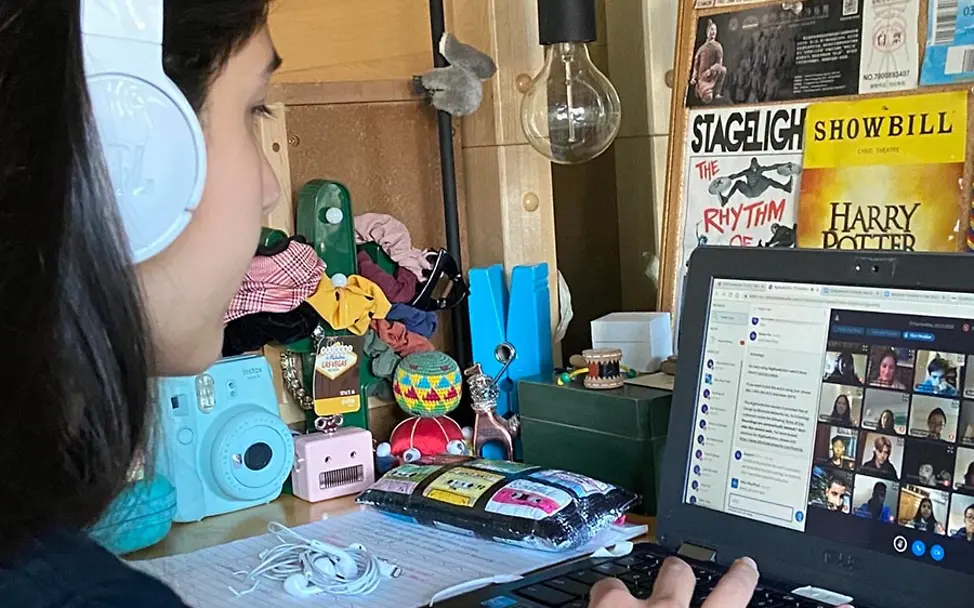 Ein Mädchen nimmt am digitalen Unterricht teil. | © UNICEF/Adelson Corona-Krise: Ein Mädchen lernt in einer virtuellen Klasse.