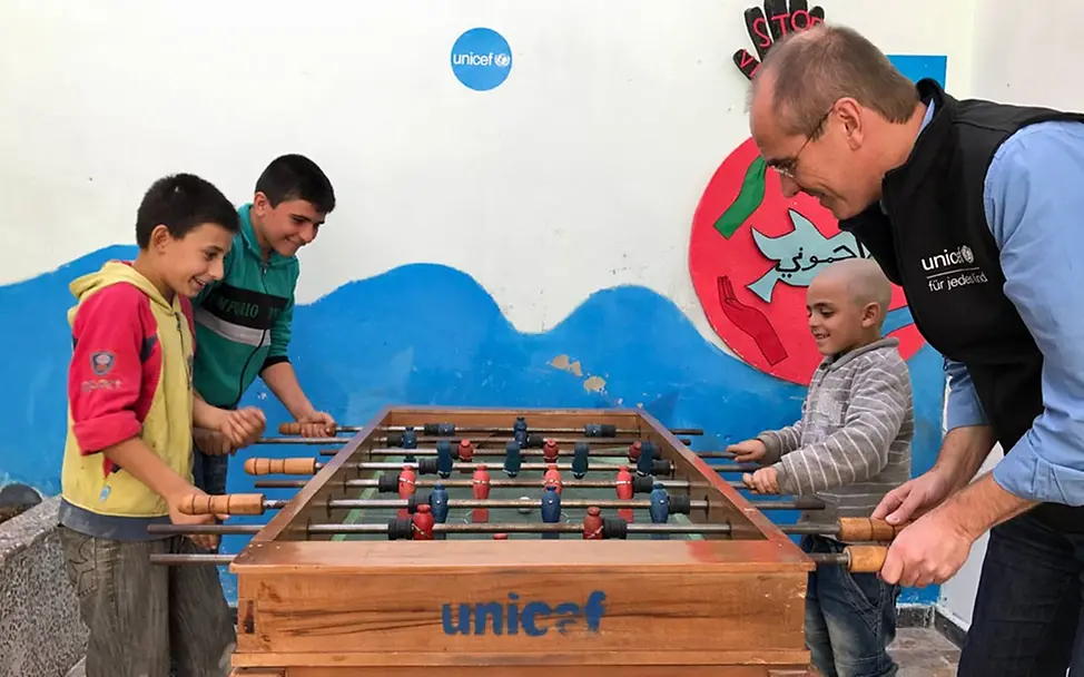 Kinderschutz: In speziellen Kinderzonen können die Kinder in Ruhe spielen. | © UNICEF/Charbonneau Spenden für Syrien: In einer kinderfreundlichen Zone spielen syrische Flüchtlingskinder Tischfußball.