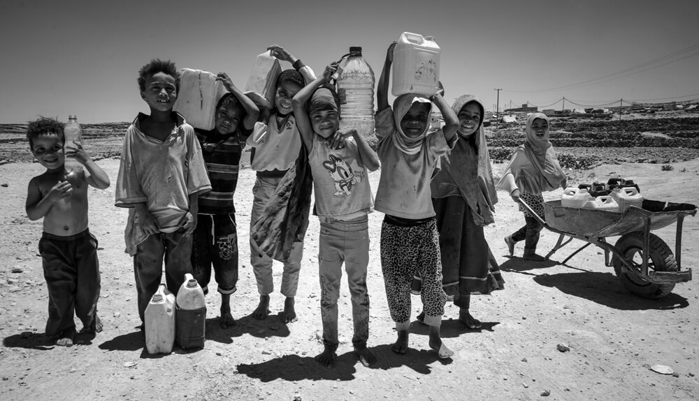 Geflüchtete Kinder mit Wasserkanistern | © Giles Clarke for UNOCHA Jemen: Kinder mit Wasserkanistern