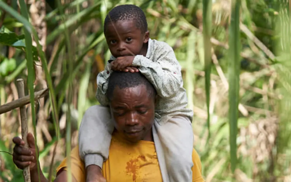 Darien Gap in Panama: Vater und Sohn gehen durch den Dschungel | © UNICEF//Urdaneta Darien Gap in Panama: Vater und Sohn gehen durch den Dschungel