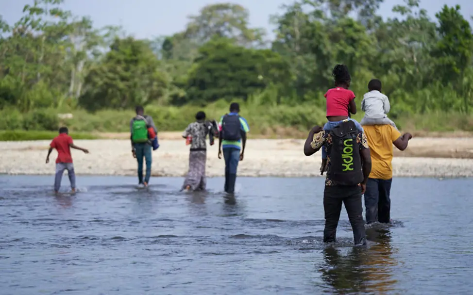 Darien Gap in Panama: Migranten überqueren einen Fluss | © UNICEF/Urdaneta Darien Gap in Panama: Migranten überqueren einen Fluss