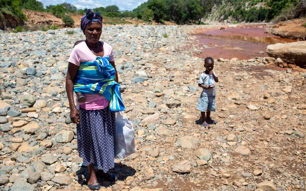 Dürre in Simbabwe: Ein ausgetrockneter Fluss | © UNICEF/Prinsloo Dürre in Simbabwe: Ein ausgetrockneter Fluss