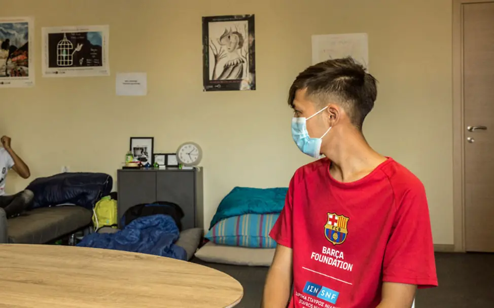 Das Kinderzentrum Tapuat bietet schutzbedürftigen Kindern Zuflucht. | © UNICEF/Christophilopoulos Der aus Afghanistan geflüchtete Junge Asadi sitzt in einem Zimmer der Notunterkunft.