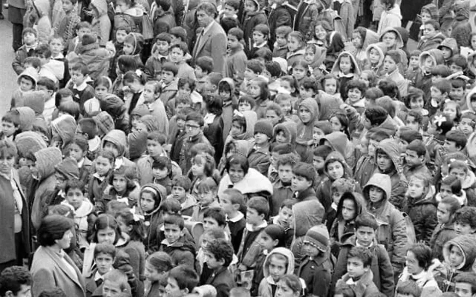 In Ankara wurden 1985 temporäre Impfstellen eingerichtet. | © UNICEF/Isaac Impfkampagne Türkei: Hunderte Kinder versammeln sich vor einer Impfstelle.