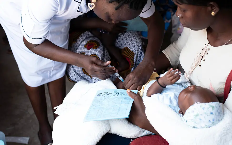 UNICEF: Eine Helferin impft ein Kind im Südsudan | © UNICEF/Ryeng UNICEF: Eine Helferin impft ein Kind im Südsudan