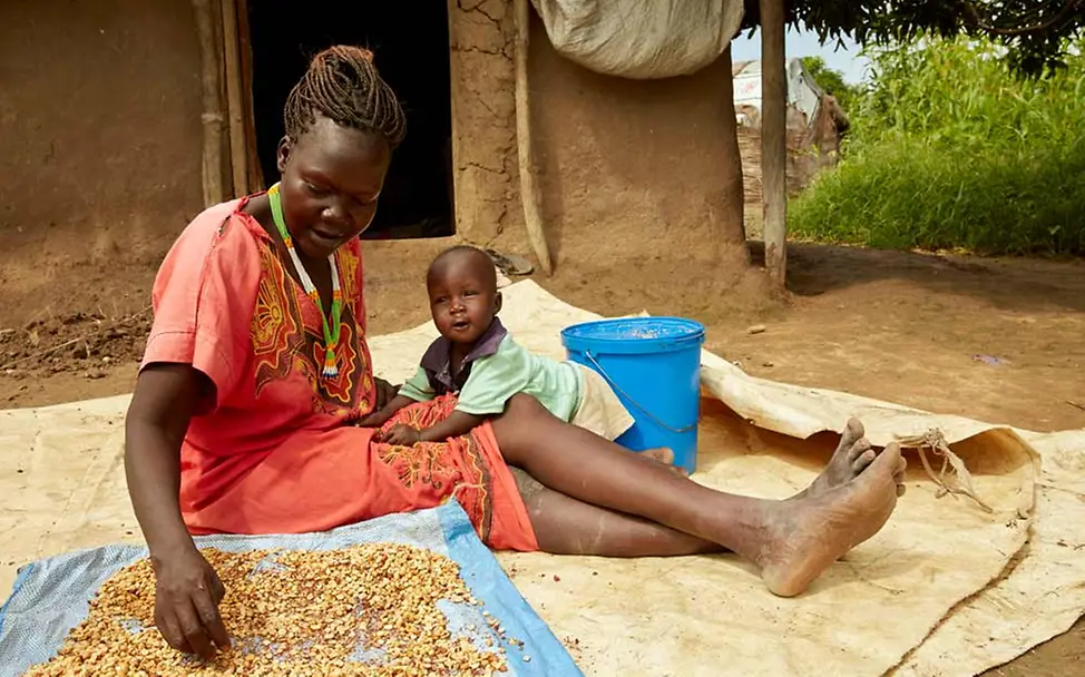Akot draußen mit seiner Mutter | © UNICEF/Wilson Akot draußen mit seiner Mutter.
