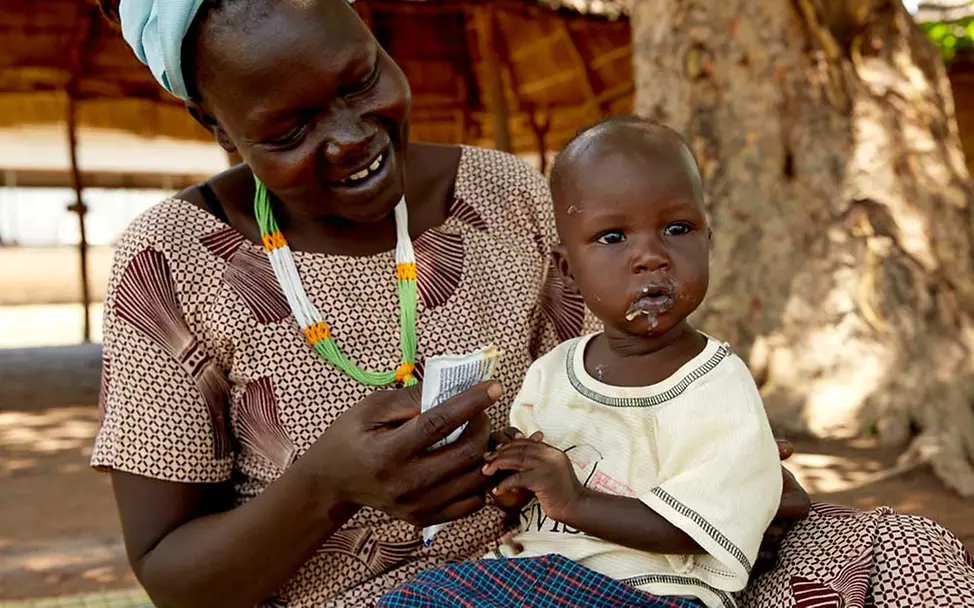 Akot wird mit Erdnusspaste gefüttert. | © UNICEF/Wilson Akot wird mit Erdnusspaste gefüttert