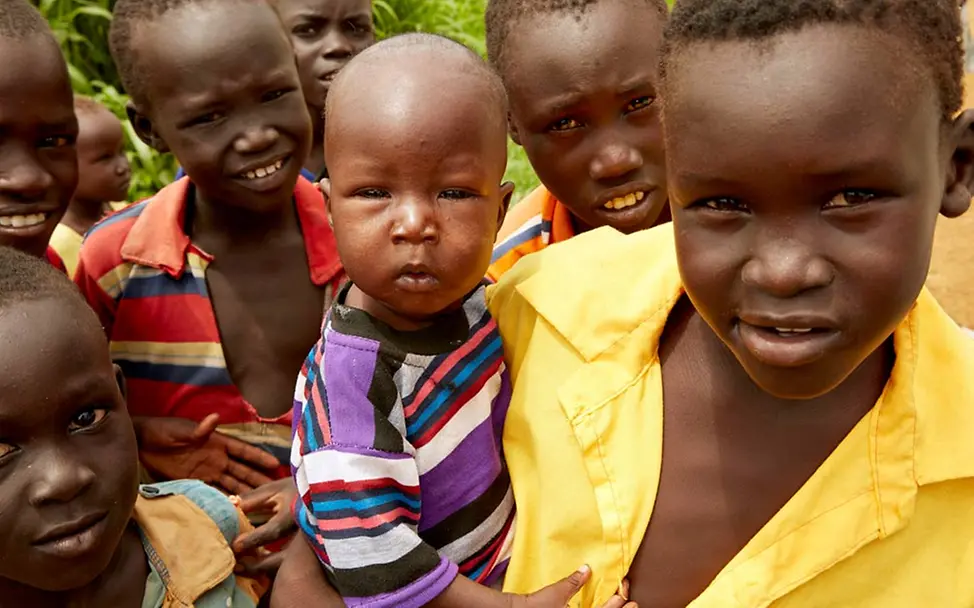 Akot auf dem Arm seines Bruders | © UNICEF/Wilson Akot auf dem Arm seines Bruders