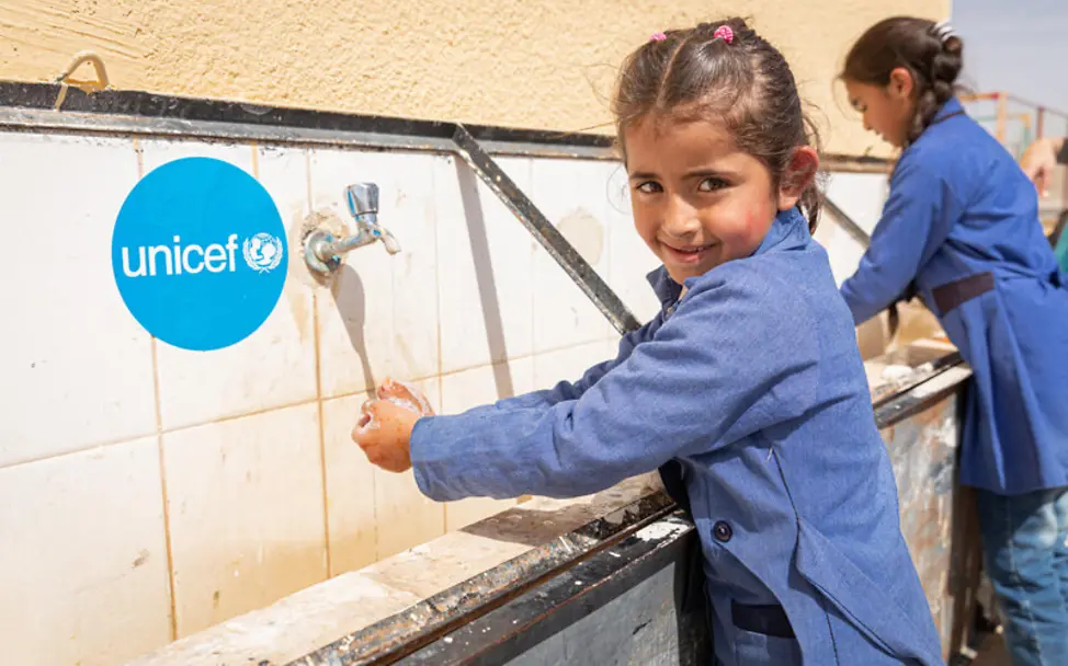 Jordanien: Mädchen waschen sich die Hände an einer von UNICEF errichteten Station | © UNICEF/Matas Jordanien: Mädchen waschen sich die Hände an einer von UNICEF errichteten Station