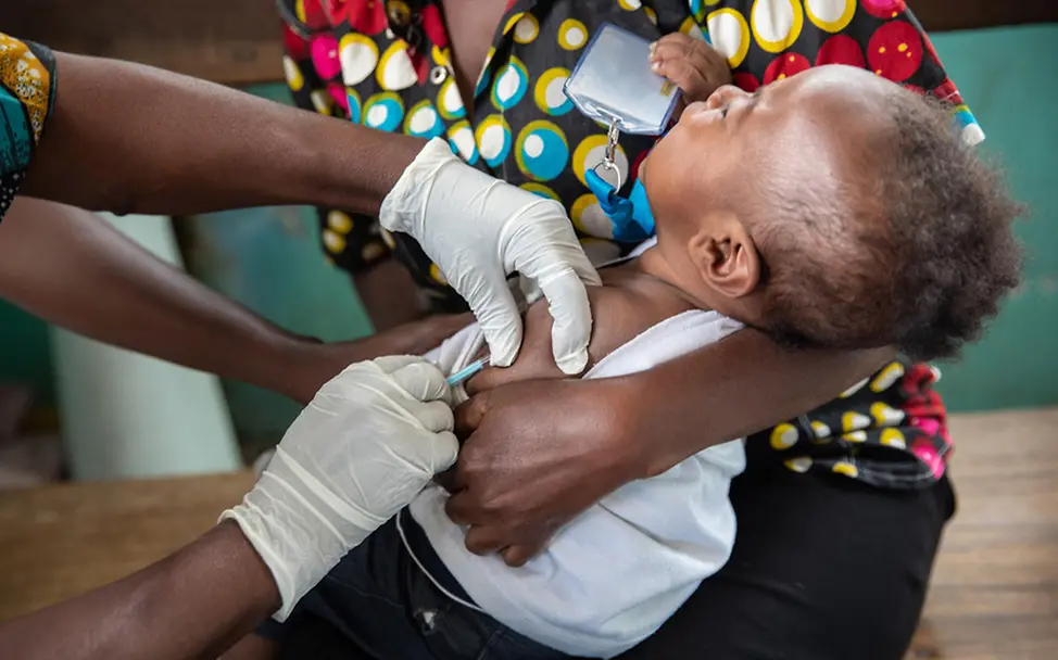 Demokratische Republik Kongo: Ein Junge wird gegen Masern geimpft. | © UNICEF/Desjardins Demokratische Republik Kongo: Ein Junge wird gegen Masern geimpft.