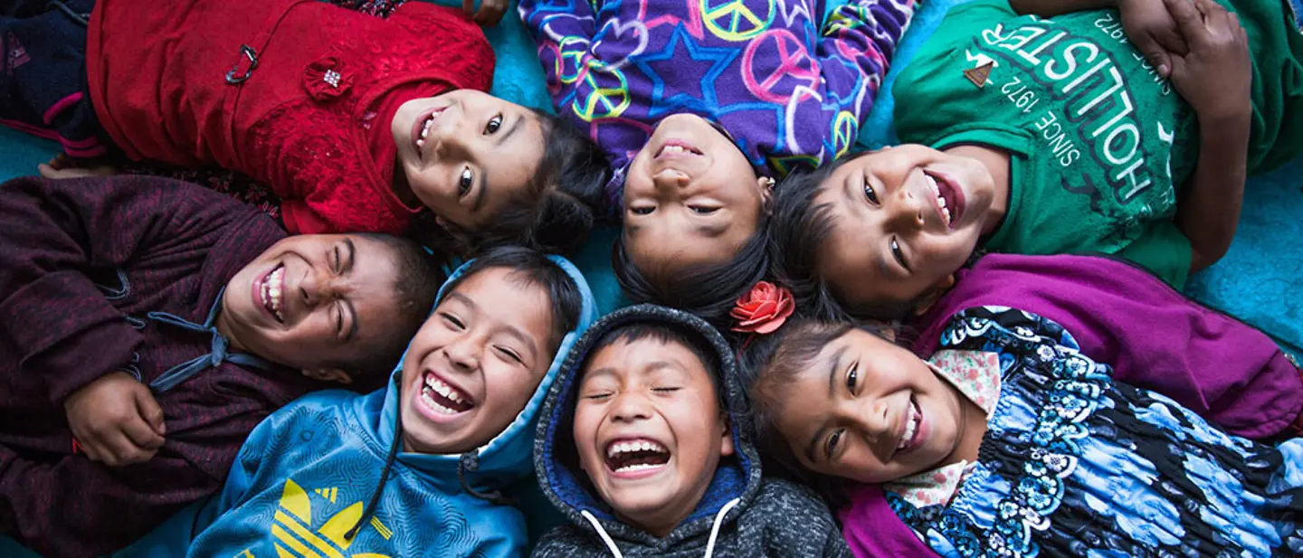 Kinder aus der indigenen Gemeinde Chicoy von Todos, Guatemala als sie ihren letzten Schultag genießen. | © Unicef/Willocq Kinder aus der indigenen Gemeinde Chicoy von Todos, Guatemala als sie ihren letzten Schultag genießen.