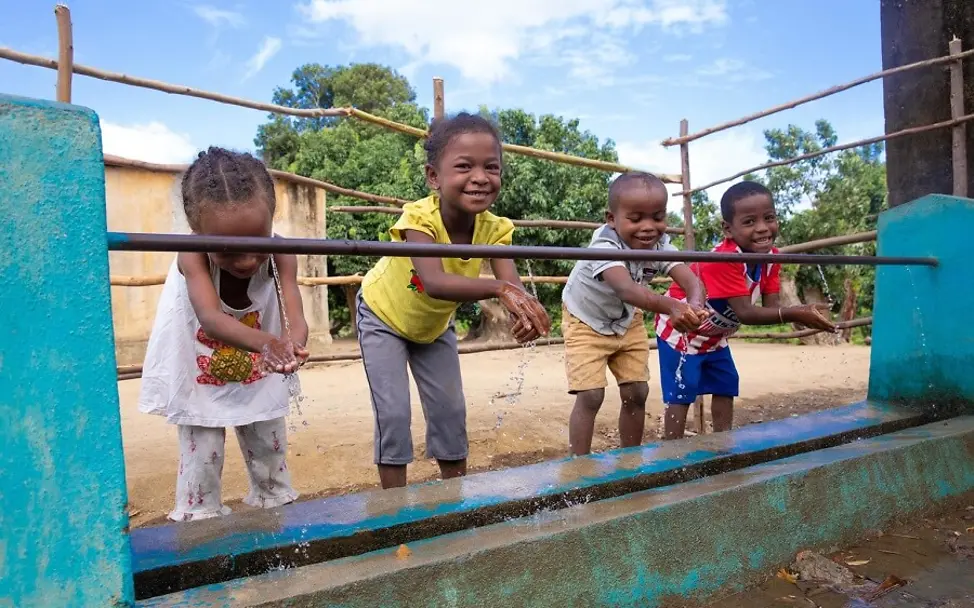 Neue Hygienemöglichkeiten an den UNICEF-Schulen. | © UNICEF/UNI302788/Ralaivita Madagaskar: Neue Hygienemöglichkeiten für die Kinder.