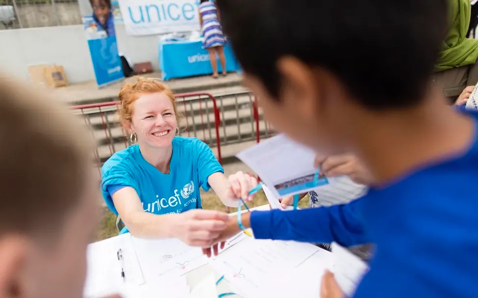 Vor dem Lauf werden die Startunterlagen verteilt. | © UNI276133/Ressel Vor dem Lauf werden die Startunterlagen verteilt.