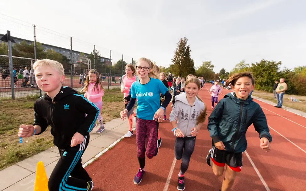Laufen für UNICEF ist ganz einfach und macht großen Spaß. | © UNI277066/Ressel Laufen für UNICEF ist ganz einfach und macht großen Spaß.