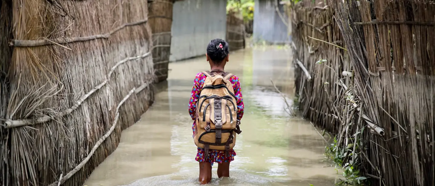 Naturkatastrophen: Ein Mädchen aus Bangladesch auf dem Weg zur Schule. | © UNICEF/Akash Naturkatastrophen spenden: Ein Mädchen aus Bangladesch auf dem Weg zur Schule