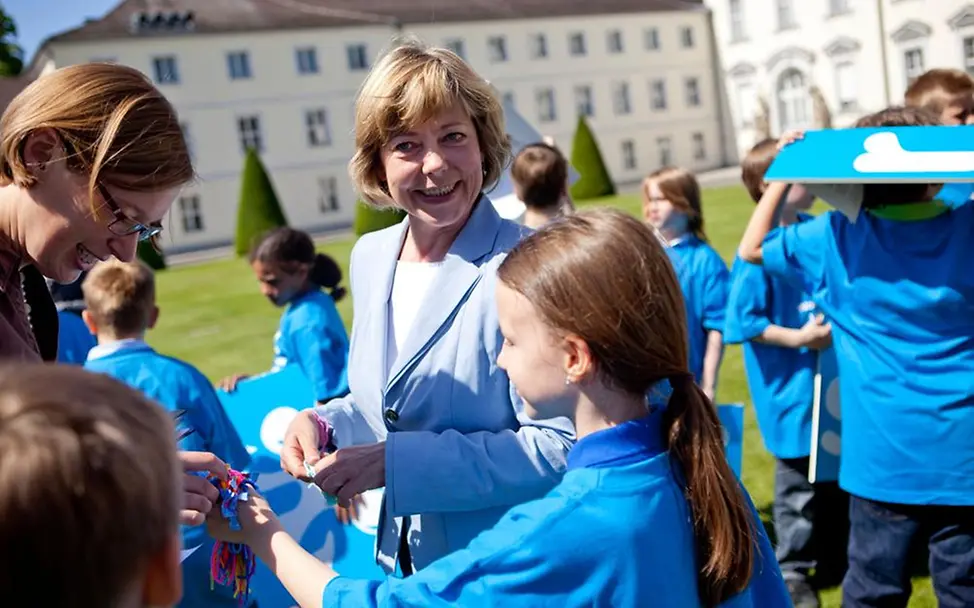 UNICEF-Schirmherrin Daniela Schadt empfängt JuniorBotschafter im Schloss Bellevue. UNICEF-Schirmherrin Daniela Schadt: "Macht mit und setzt Euch ein!"