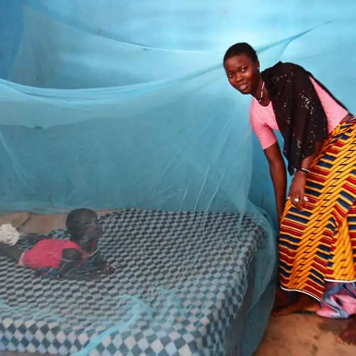 Elfenbeinküste: Eine Mutter schützt ihre zweijährige Tochter mit einem Moskitonetz © UNICEF/Dejongh Elfenbeinküste: Eine Mutter schützt ihre zweijährige Tochter mit einem Moskitonetz