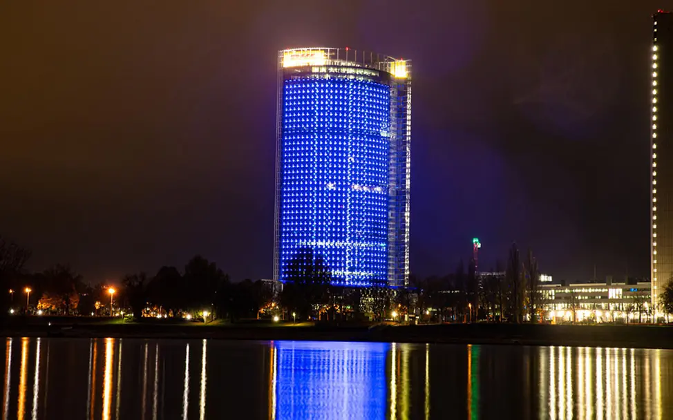 Zum Tag der Kinderrechte erstrahlt der Post-Tower in Bonn in blau | © Deutsche Post DHL Group Zum Tag der Kinderrechte erstrahlt der Post-Tower in Bonn in blau