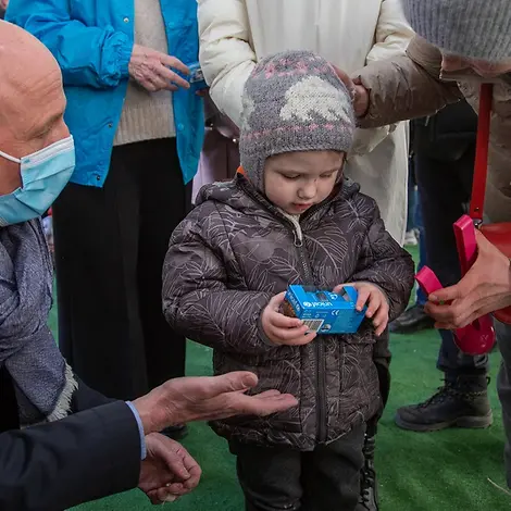 Ukraine-Konflikt: Ein Mädchen in einem Samnmelpunkt in Rumänien. | © UNICEF/Câtu Ukraine-Konflikt: Kind spielt mit einem Spielzeig in einem Sammelpunkt in Rumänien.