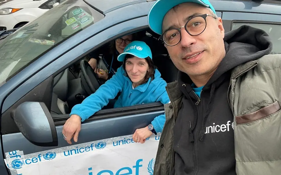 UNICEF-Mitarbeiterin Michaela Bauer berichtet aus der Ukraine.| © UNICEF Ukraine Ukraine-Konflikt: Selfie von Michaela Bauer mit dem UNICEF-Team im Auto.