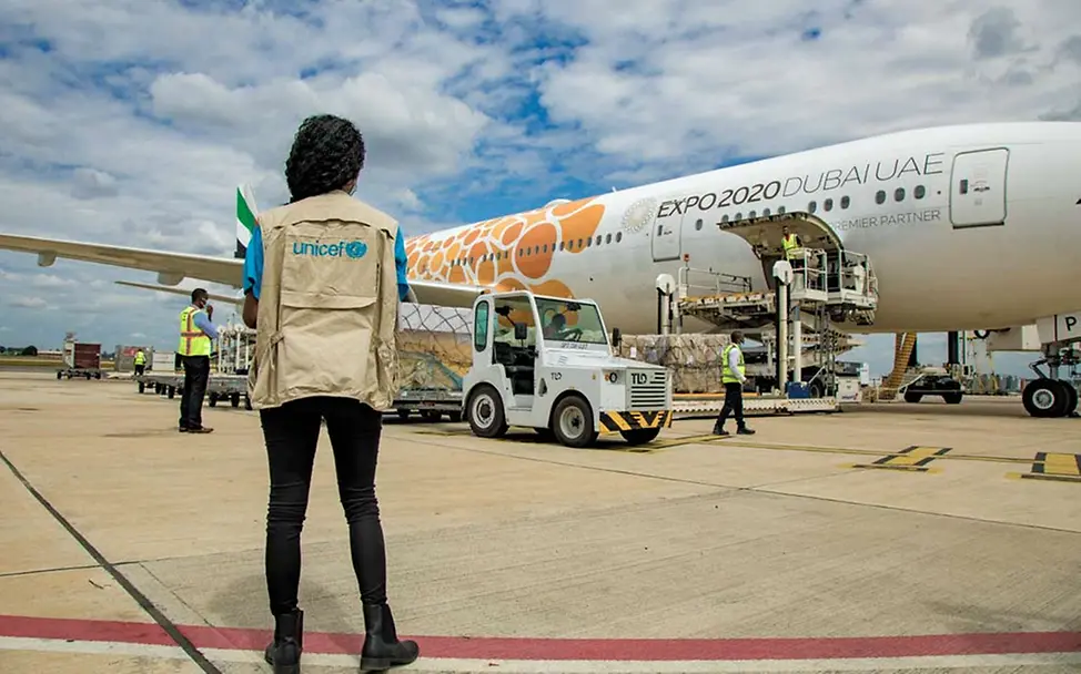 Tansania: Eine UNICEF-Mitarbeiterin koordiniert am Flughafen die Lieferungen von Covid-Impfstoffen. | © UNICEF/Msirikale Corona-Impfstoffe treffen ein: Eine UNICEF-Mitarbeiterin koordiniert am Flughafen in Tansania die Lieferungen.