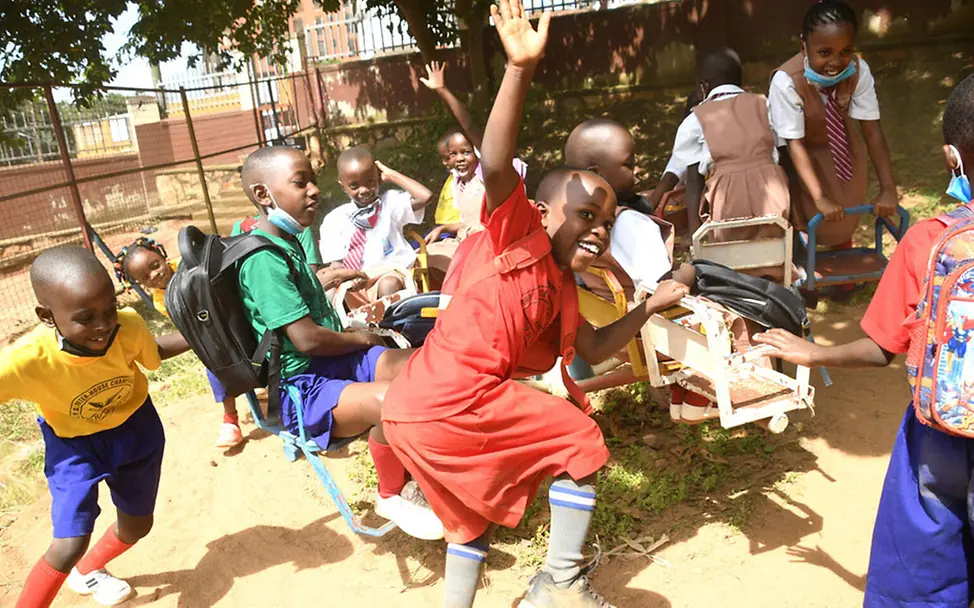 Kinder toben in der Pause auf dem Schulhof. | © UNICEF/Wamala Uganda: Kinder spielen in der Pause auf dem Schulhof.