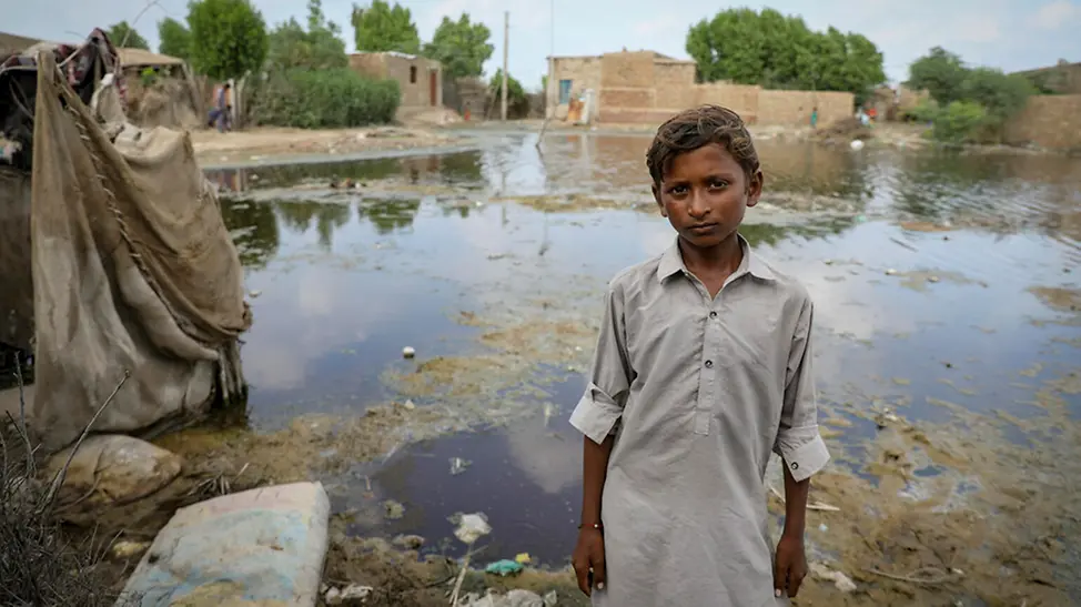 Der elfjährige Mukesh aus Pakistan auf der Flucht vor der Flut. | © UNICEF/Zaidi klimawandel folgen kinder: Der elfjährige Mukesh aus Pakistan auf der Flucht vor der Flut.