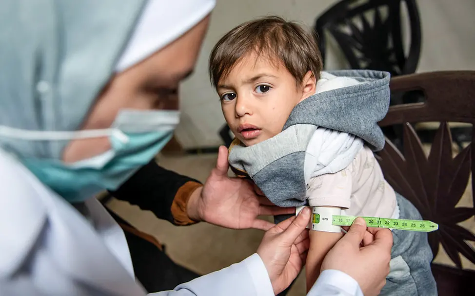 Eine UNICEF-Helferin misst den Oberarm eines mangelernährten Jungen in Damaskus | © UNICEF/Belal Spenden Syrien Nothilfe: Kinder in Syrien leiden unter Gewalt, Hunger & Armut