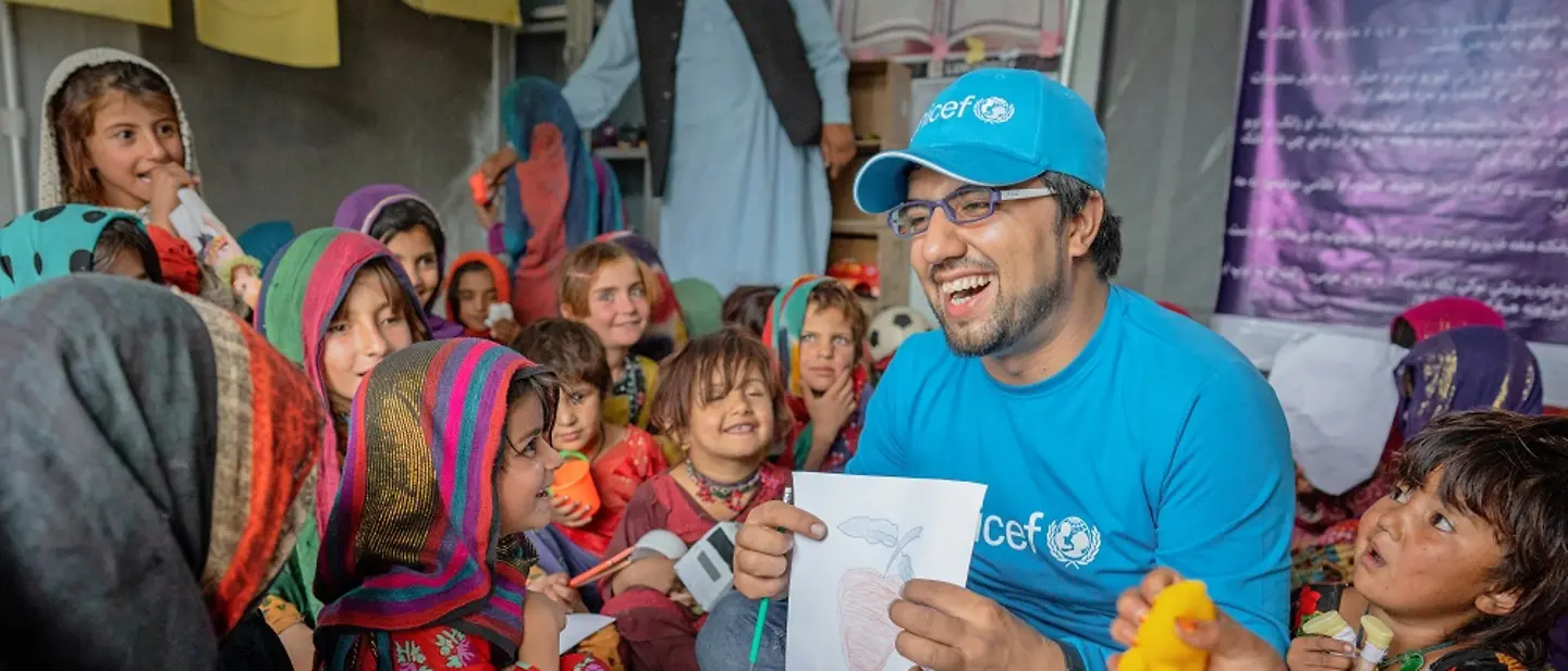 Hier finden Sie alle wichtigen Infos, um UNICEF noch besser zu verstehen. | © UNICEF/Naftalin Bahir Wyaar, ein UNICEF-Bildungsspezialist, spielt mit überlebenden Kindern in der Provinz Paktika in Afghanistan