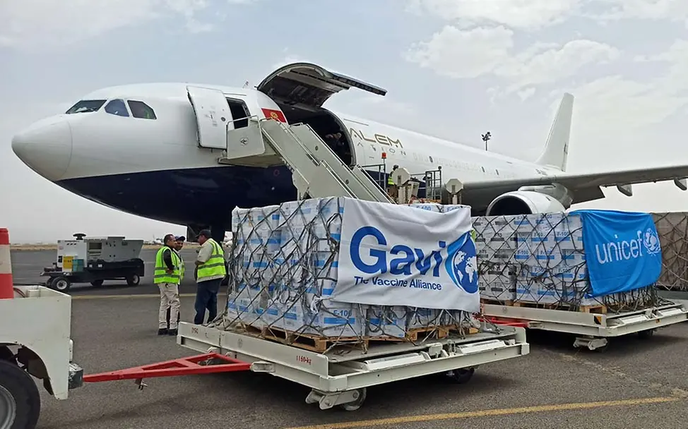 Ein Flugzeug bringt von GAVI finanzierte Impfstoffe | © UNICEF/Ibrahim Malaria-Impfungen werden von der Impf-Allianz GAVI unterstützt.
