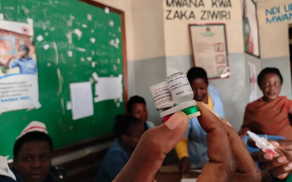 Erster Malaria-Impfstoffs für zwölf afrikanische Länder bereitgestellt I UNICEF/UNI404863 Malawi: Dosen des Malaria-Impfstoffes werden in einer Hand in die Kamera gehalten.