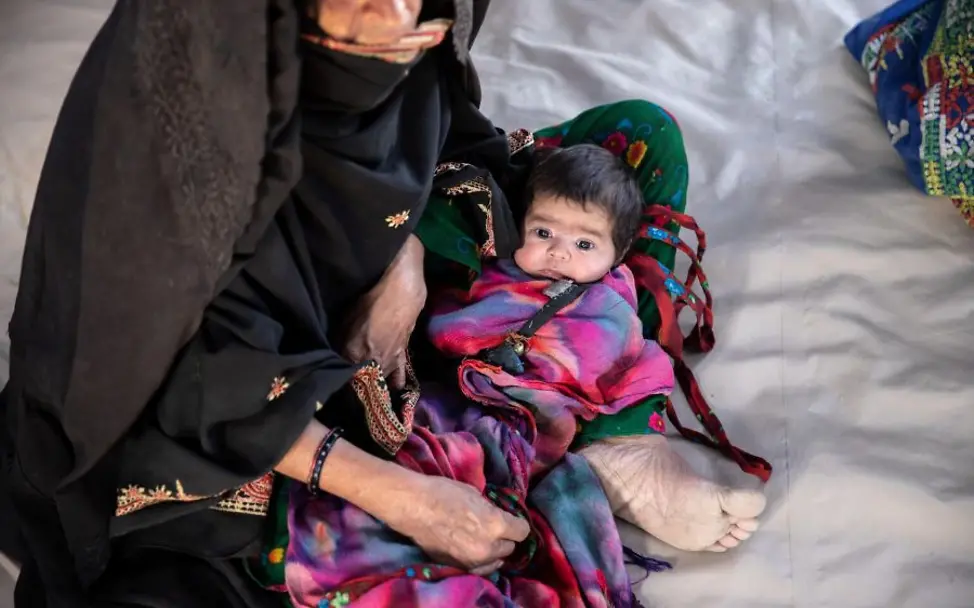 Dürre weltweit bedroht Kinder | © UNICEF/Bidel Dürre: Folgen für Kinder & Ursachen: : In einem mobilen Gesundheitszentrum wird Nasimeh behandelt.