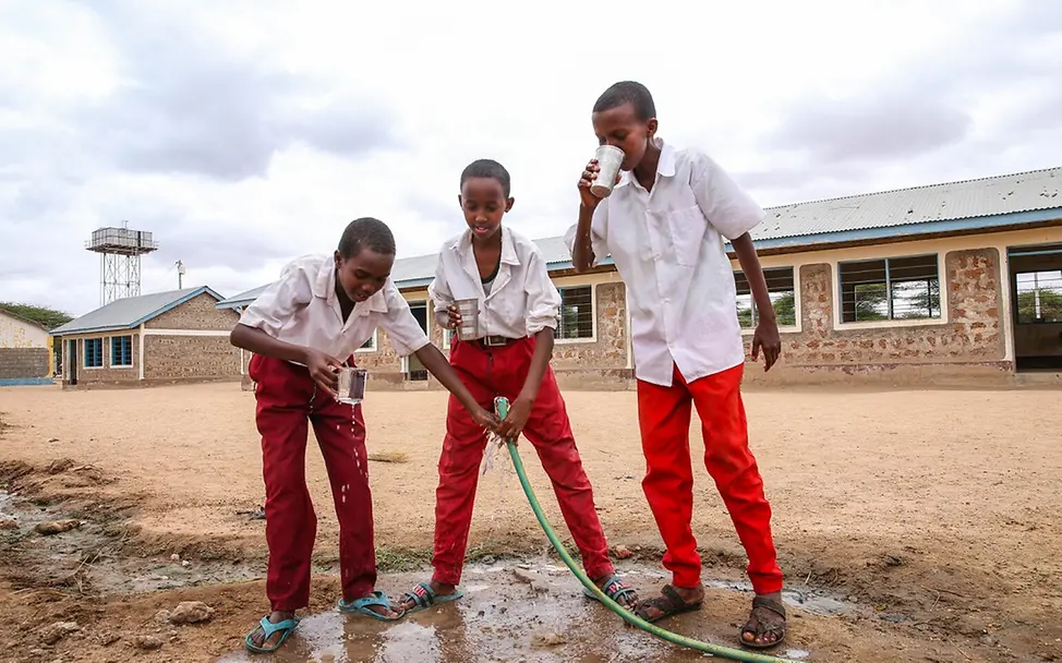 Dürre bedroht Kinder weltweit | © UNICEF/Ekwam Dürre: Folgen für Kinder & Ursachen: Kinder trinken frisches Wasser aus Brunnen ihrer Grundschule.