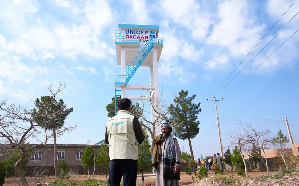 Dürre bedroht Kinder weltweit | © UNICEF/Fazel Dürre: Folgen für Kinder & Ursachen: UNICEF Wasserexperte steht vor neuem Wassersystem in Afghanistan.