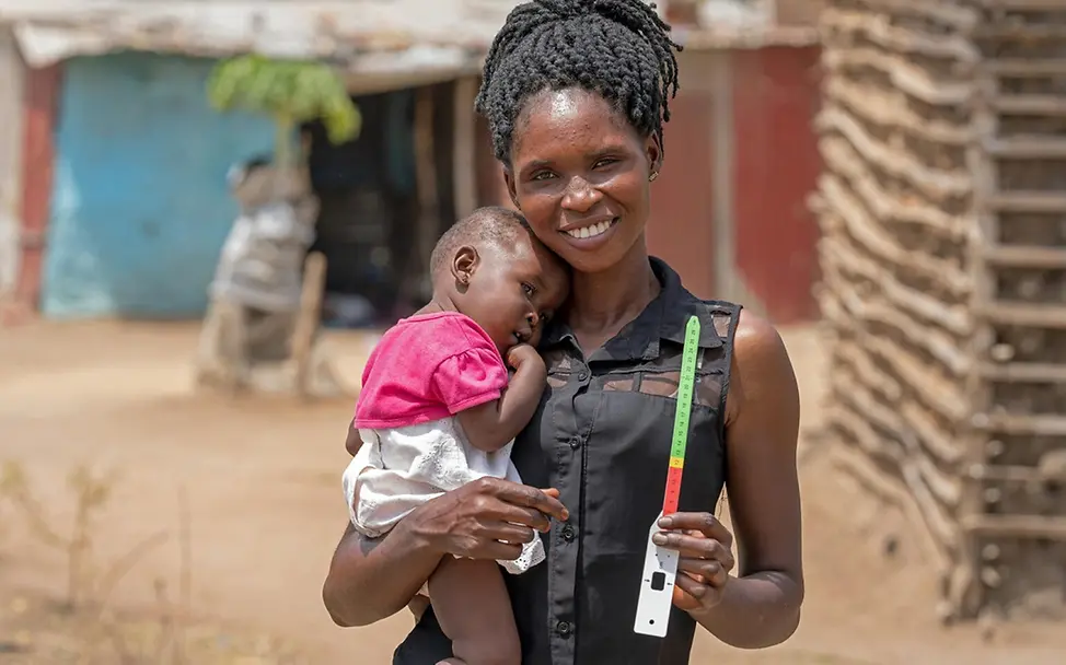 Dürre bedroht Kinder weltweit | © UNICEF/Naftalin Dürre: Eine Mutter aus dem Südsudan hält ein Maßband in der Hand, mit dem sie überprüfen kann, ob ihr Kinder mangelernährt ist,