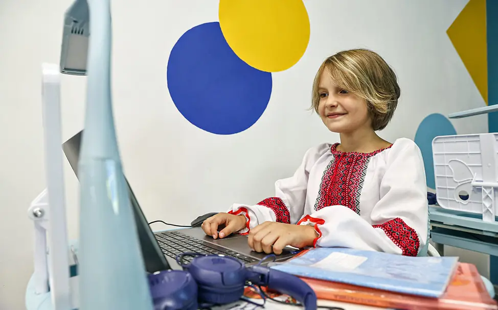 Eine Grundschülerin arbeitet in einem UNICEF-Lernzentrum an einem Computer. | © UNICEF/Klochko Kinder im Ukraine-Krieg: Ein Großteil der Kinder in der Ukraine braucht Hilfe, um ihre Bildung fortzusetzen.