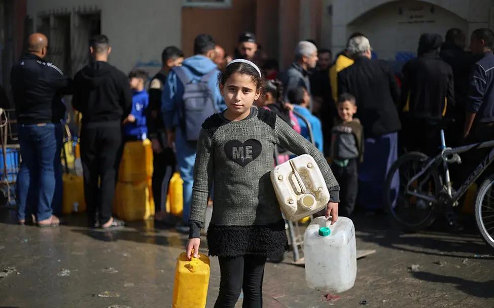 Schmutziges Wasser verstärkt Risiko von Mangelernährung und Krankheiten | UNICEF/El Baba Hunger in Gaza