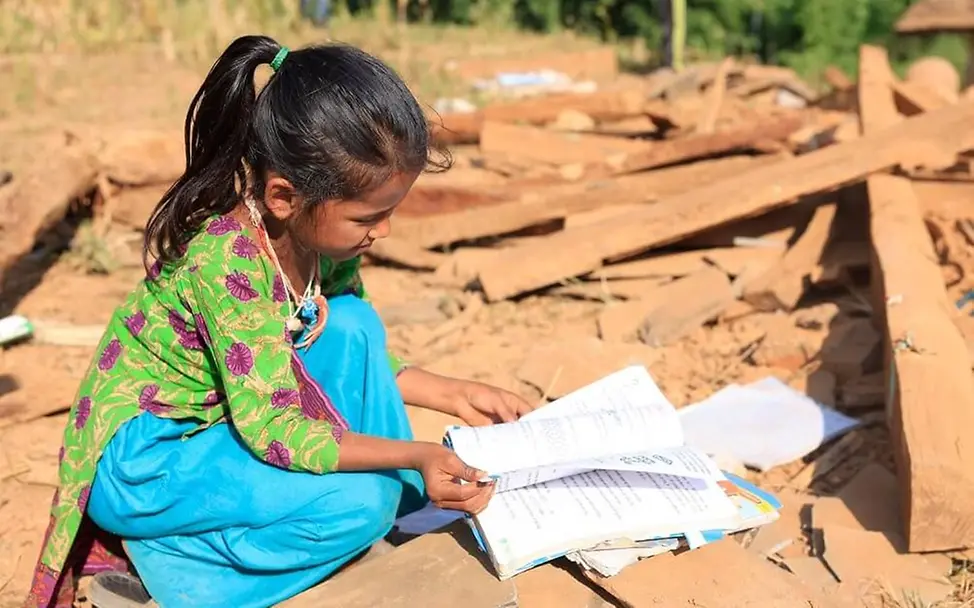 Erdbeben in Nepal: Ein Mädchen findet in den Trümmern ein Schulbuch | © UNICEF/Prasad Ngakhusi Erdbeben in Nepal: Ein Mädchen findet in den Trümmern ein Schulbuch
