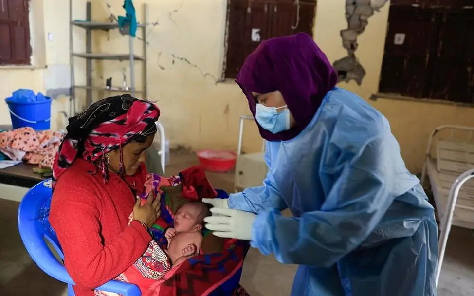 Erdbeben in Nepal: Eine Gesundheitshelferin kümmert sich um ein Baby und seine Mutter | © UNICEF/Prasad Ngakhusi Erdbeben in Nepal: Eine Gesundheitshelferin kümmert sich um ein Baby und seine Mutter
