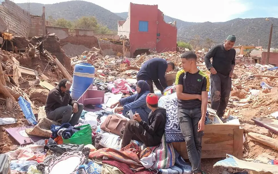 Erdbeben in Marokko: Menschen suchen in den Trümmern nach Kleidung und Gegenständen | © UNICEF/Benkirane Erdbeben in Marokko: Menschen suchen in den Trümmern nach Kleidung und Gegenständen
