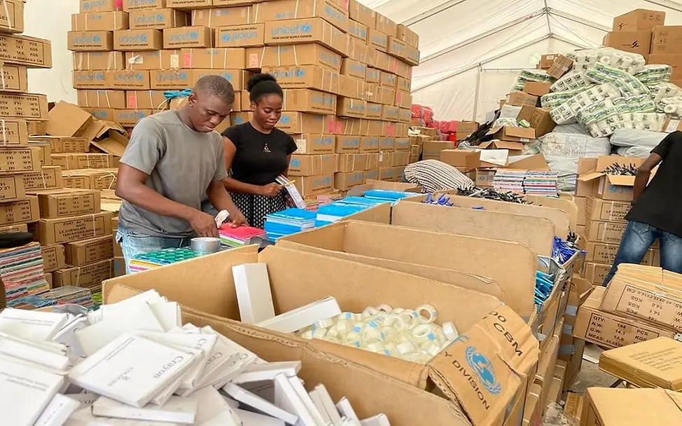 Erdbeben in Haiti: UNICEF-Mitarbeitende packen Hilfspakete | © UNICEF/Diaz Mercado Erdbeben in Haiti: UNICEF-Mitarbeitende packen Hilfspakete