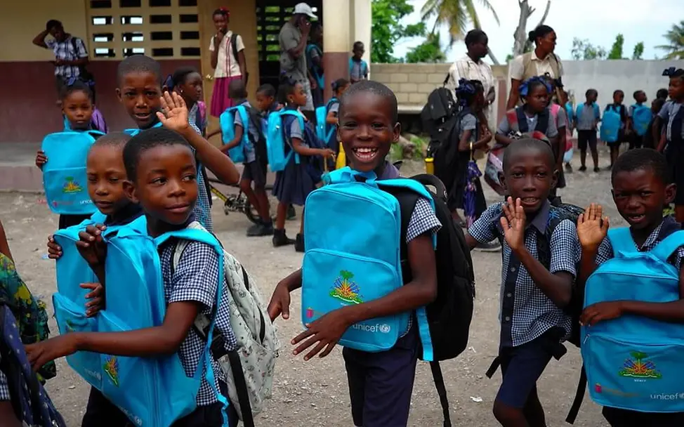 Erdbeben in Haiti: Kinder haben von UNICEF neue Schulrucksäcke bekommen | © UNICEF/Ergen Erdbeben in Haiti: Kinder haben von UNICEF neue Schulrucksäcke bekommen