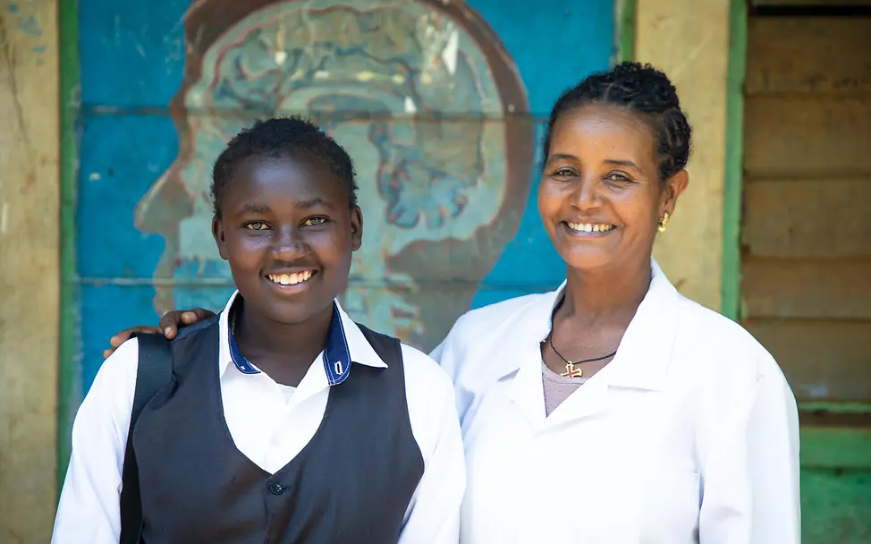 Zwei Powerfrauen: Kidist und ihre Lehrerin Birkinesh. |© UNICEF/Pouget Äthiopien Menstruation: Mehr Aufklärung und bessere Hygiene für menstruierende Mädchen an der Schule.