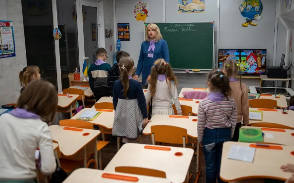 Ukraine: Schulunterricht in der Metrostation |© UNICEF/Filippov Kinder im Ukraine-Krieg: Eine Schulklasse ist in einem unterirdischen Klassenzimmer vor den Luftangriffen geschützt