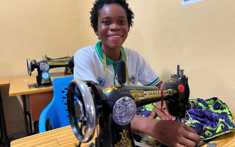 West Point, Ressourcenzentrum für Jugendliche, „Life skills“-Klasse, Schneiderei, Sarah (17) | © UNICEF/UNI562214/Bücker West Point, Ressourcenzentrum für Jugendliche, „Life skills“-Klasse, Schneiderei, Sarah (17)