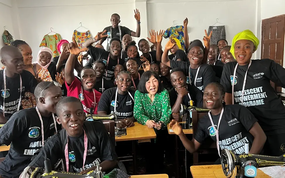 New Kru Town Adolescents Resource Center, Schneiderkurs und Susan Cummings-Findel | © UNICEF/UNI562371/Bücker New Kru Town Adolescents Resource Center, Schneiderkurs und Susan Cummings-Findel.