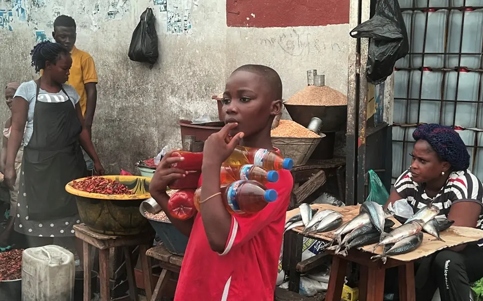 Viele Familien in West Point: leben davon, mit kleinen Booten im offenen Atlantik zu fischen | © UNICEF/Bücker Viele Familien in West Point: leben davon, mit kleinen Booten im offenen Atlantik zu fischen.